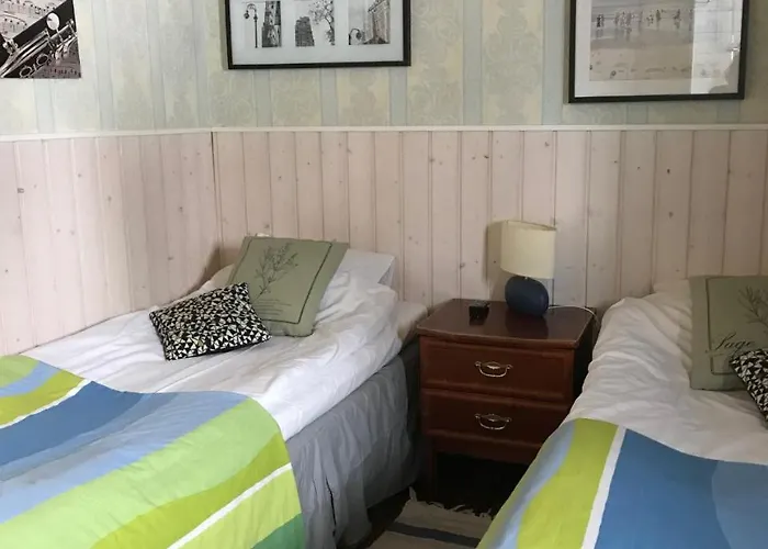 E-city לינה וארוחת בוקר *